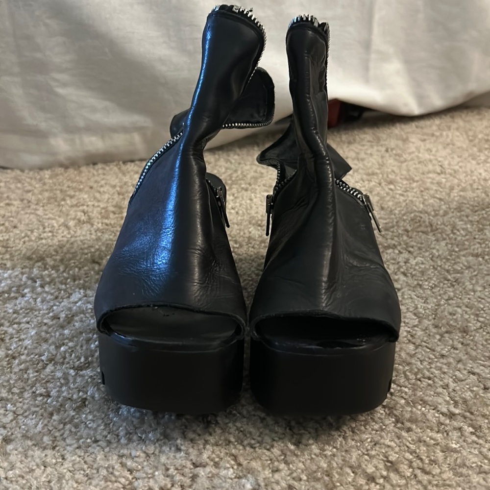Super cool, leather platform shoes